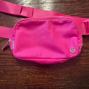 Lululemon Athletica limited edition everywhere belt bag 1L- sonic pink